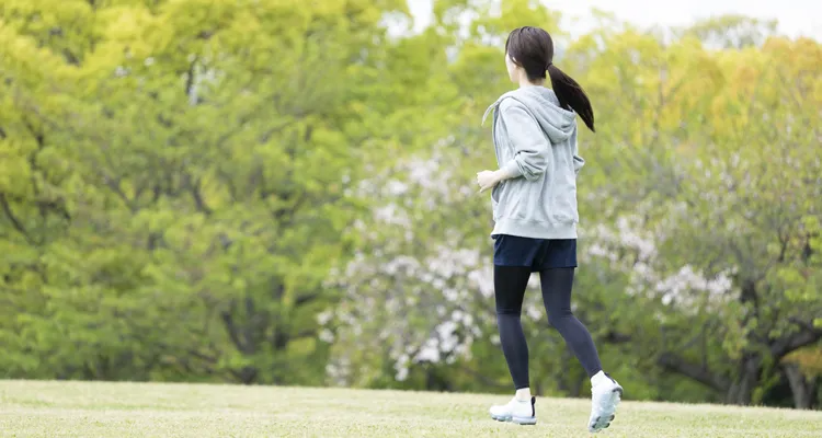 ウォーキングは骨密度を維持する対策の一つ