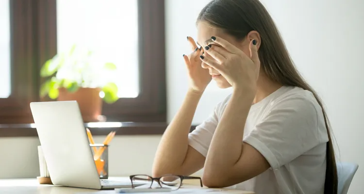 眉間のしわ対策として表情グセの意識・見直しをする