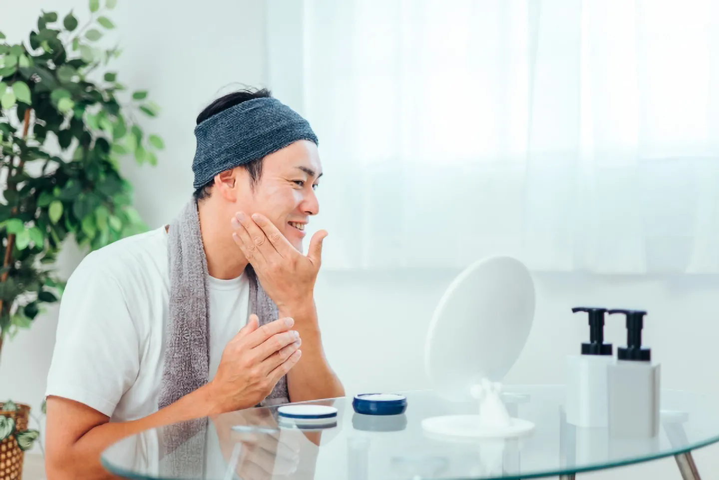 スキンケアをする男性